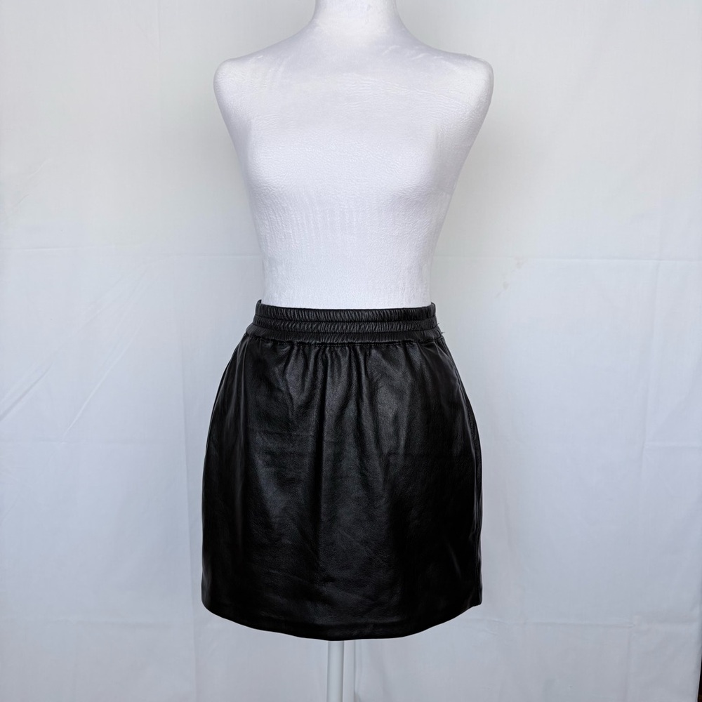 Babaton Mini Black Vegan Leather Elasticated Waistband Skirt Size XS - EUC - Picture 2 of 8